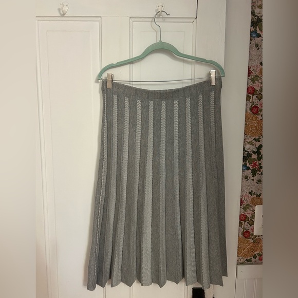 Soft and Warm Gray Pleated Skirt - Picture 1 of 3